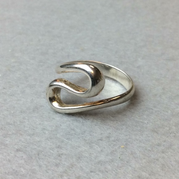 Jewelry - Sweet Twisted Ring - Size 7